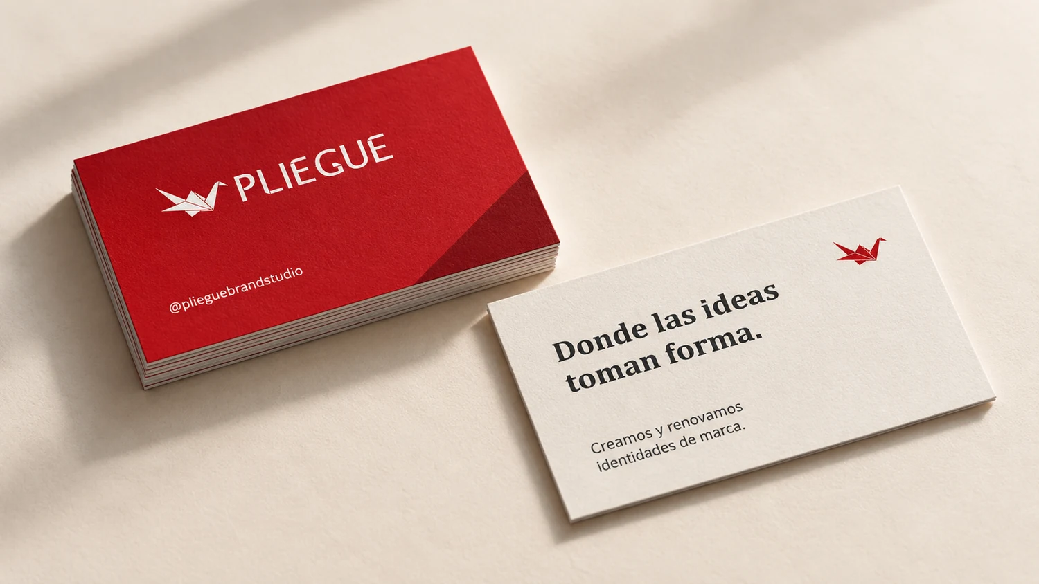 Aplicación conceptual de Pliegue en tarjetas de presentación